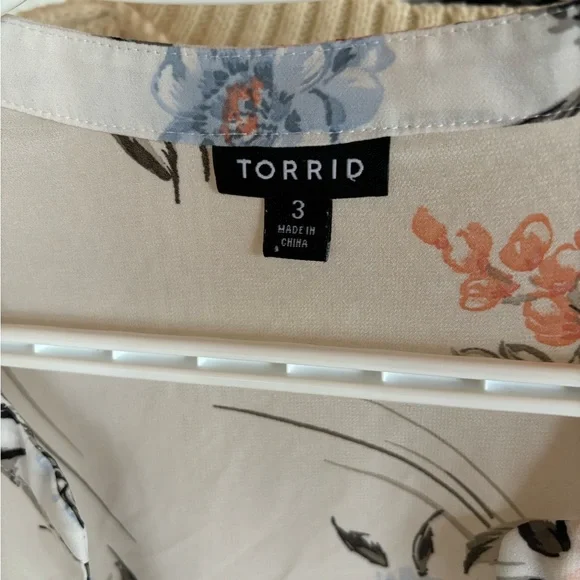 3X Shear torrid Floral Button-Front Blouse - Picture 2 of 5